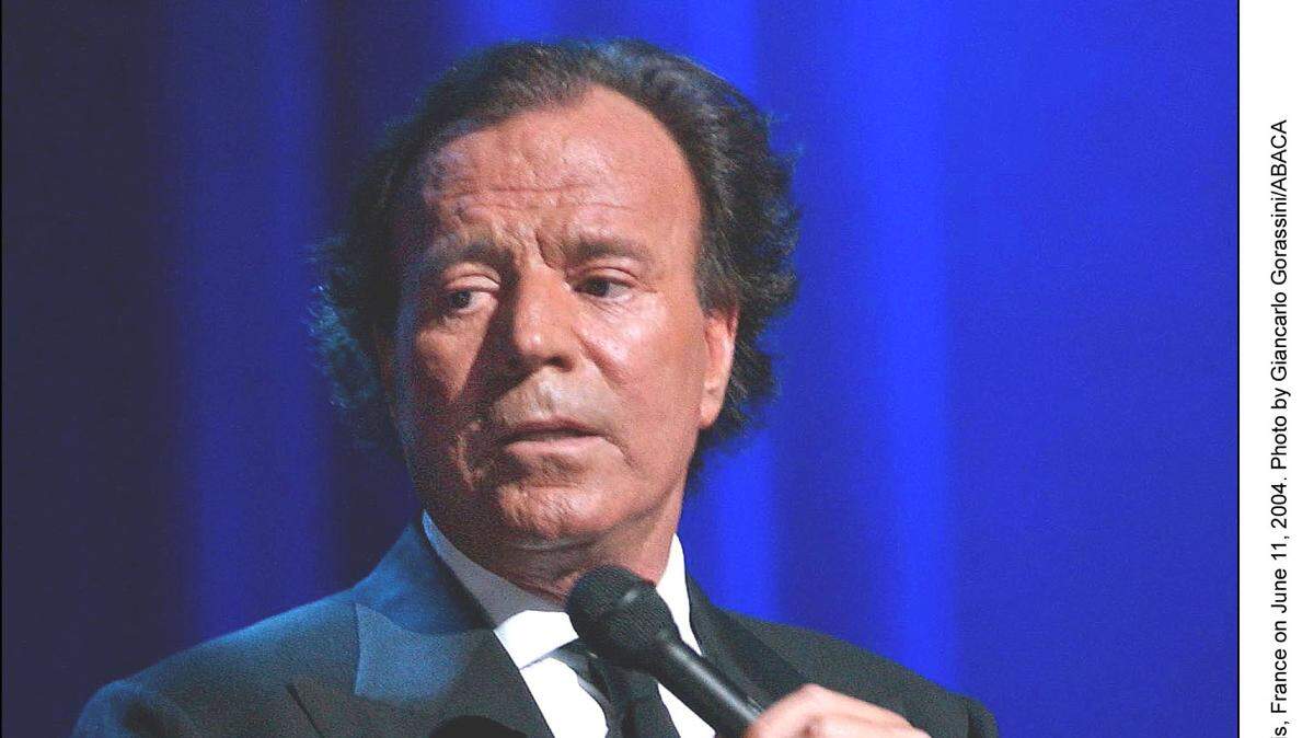 El cantante español Julio Iglesias da un concierto en el Palais Des Congres en París, el 11 de junio de 2004.