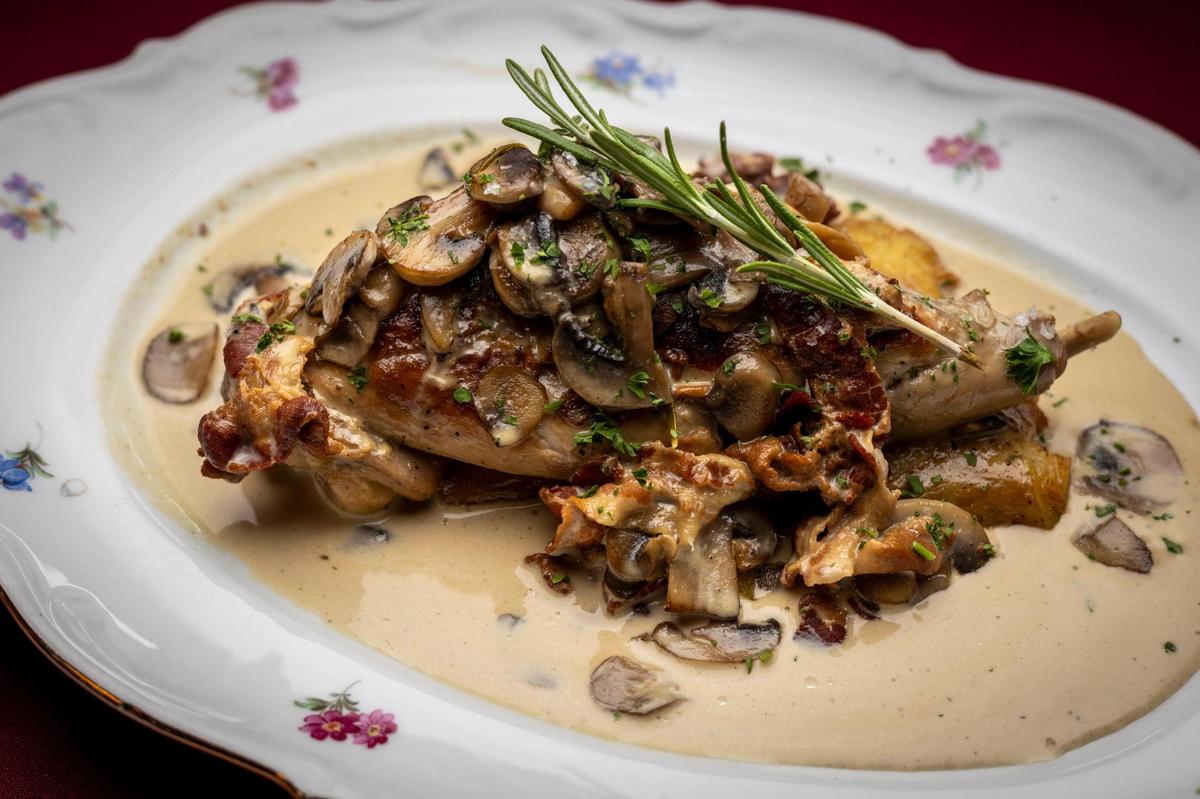 Lapin a la Moutarde o conejo en fricasé con mostaza Dijon, en el restaurante La Fresa Francesa, fiel a la cocina francesa en Hialeah.