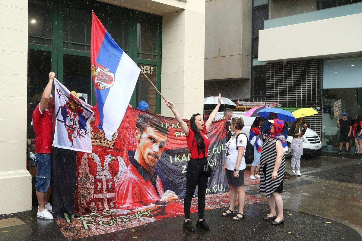 Manifestantes se reúnen frente al hotel de detención de inmigrantes donde se aloja el serbio Novak Djokovic, en Melbourne, Australia, el viernes 7 de enero de 2022.