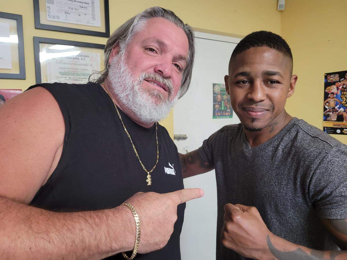Yoandris Salinas, con el entrenador Osmiri Fernández, volverá al boxeo este sábado en Orlando.
