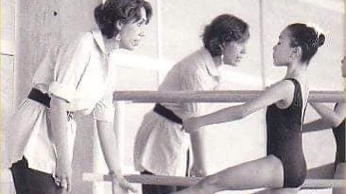 Impartiendo correcciones a la alumna Jennifer Rivera Lara, del 1er año de la Carrera de Bailarín Ejecutante, ca. 1995. Escuela Nacional de Danza Clásica y Contemporánea. 