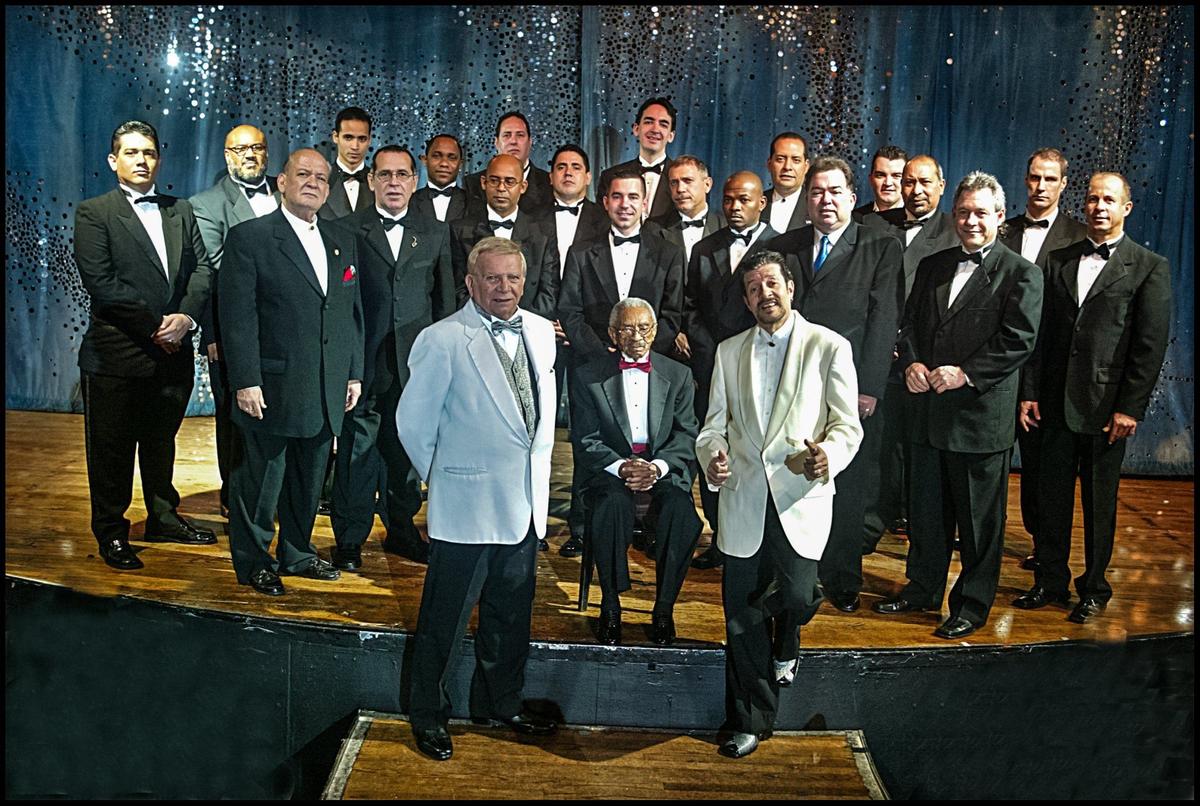 La orquesta Tropicana All Stars con Israel Kantor (al frente, der.) y Generoso Jiménez, una orquesta creada por el productor Recadero Gutiérrez en homenaje a Beny Moré, en el cabaret Tropigala del Hotel Fontainebleau en Miami Beach, el 18 de mayo del 2003.