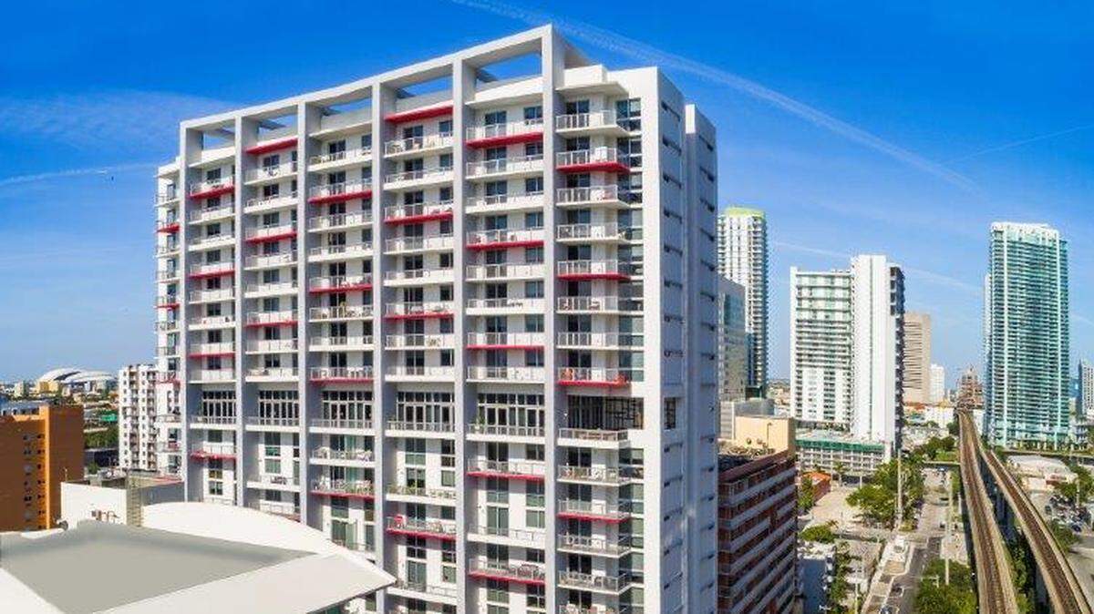 Vista aérea del edificio de apartamentos Brickell View Terrace en 940 SW First Avenue. Desarrollado por Pinnacle Housing Group en asociación con el condado de Miami-Dade, el edificio ofrece 100 unidades de vivienda asequibles y 76 apartamentos a precio de mercado.