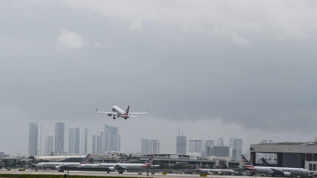Un avión de American Airlines despega desde el Aeropuerto Internacional de Miami, en Miami, el 16 de junio de 2021.