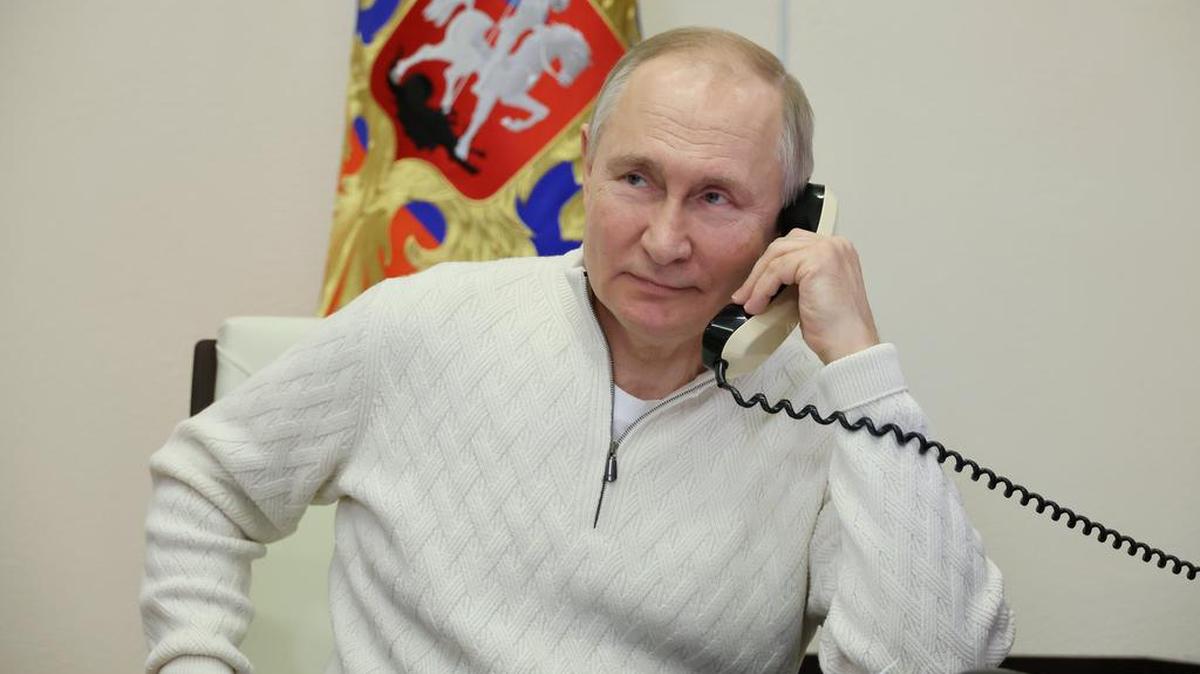 El presidente ruso, Vladimir Putin, habla por teléfono con David Shmelev, de siete años, de la región de Stavropol Krai, participante de la campaña benéfica Fir Tree of Wishes a través de una videoconferencia desde la residencia Novo-Ogaryovo en las afueras de Moscú, Rusia, el jueves 5 de enero. 2023. (Mikhail Klimentyev, Sputnik, Kremlin Pool Foto vía AP)
