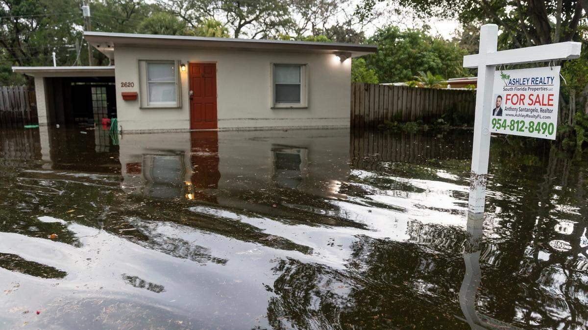 Una propiedad en venta se ve sumergida en Edgewood en abril de 2023 en Fort Lauderdale. Muchas casas en venta requieren disponer de un seguro de inundaciones .