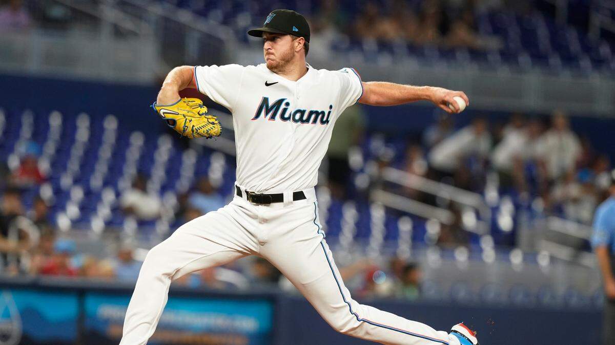 El abridor de los Marlins Trevor Rogers lanza en el primer inning del partido ante los Piratas de Pittsburgh, celebrado el 11 de julio de 2022 en Miami.
