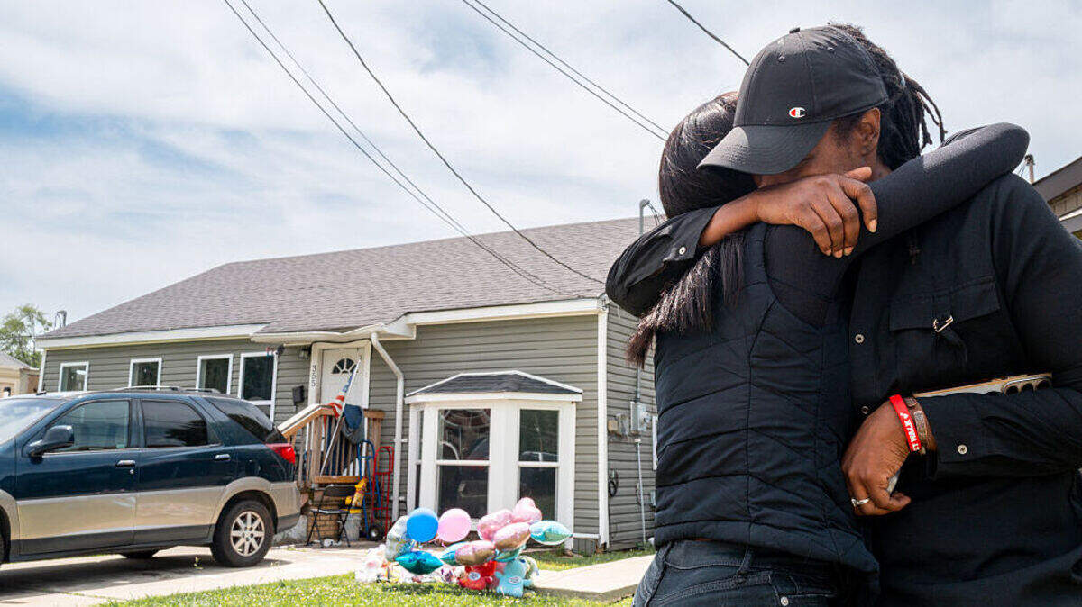 Dos personas se abrazan durante un momento de luto frente a la vivienda donde ocurrieron una serie de tiroteos, el lunes 20 de abril de 2026, en Shreveport, Luisiana. Ocho niños resultaron muertos y dos mujeres heridas durante un incidente de violencia doméstica ocurrido en las primeras horas de la madrugada del domingo 19 de abril, según las autoridades locales.