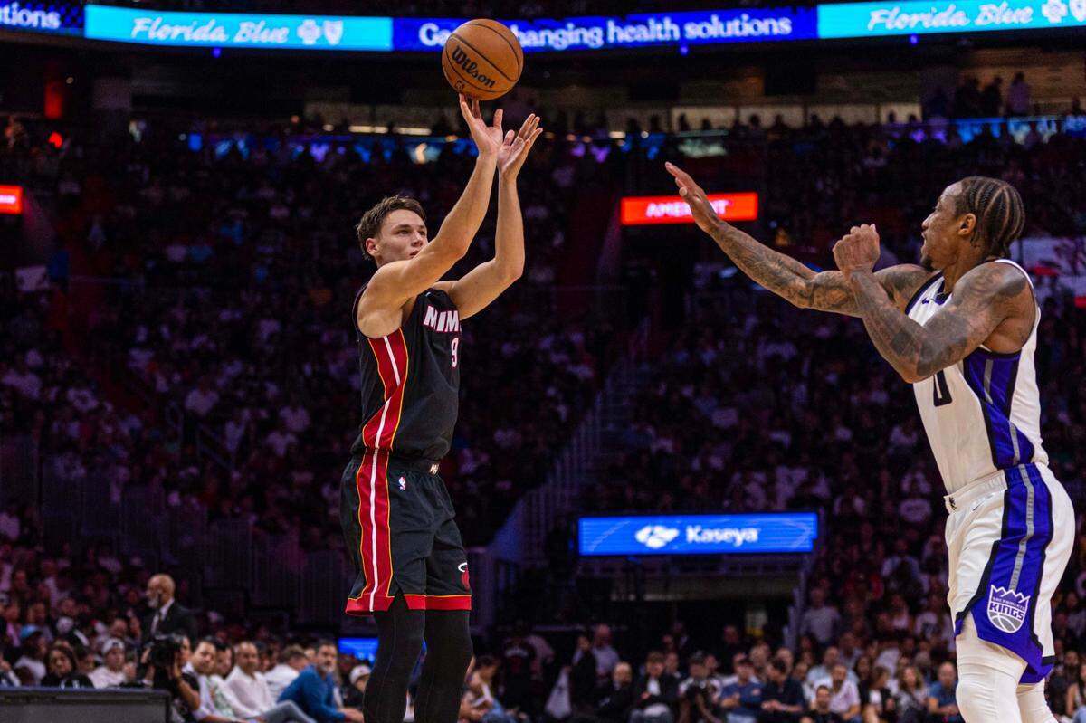 El jugador del Heat Pelle Larsson dispara al aro ante la marca de DeMar DeRozan, de los Kings de Sacramento, en el partido celebrado el 4 de noviembre de 2024 en Miami.