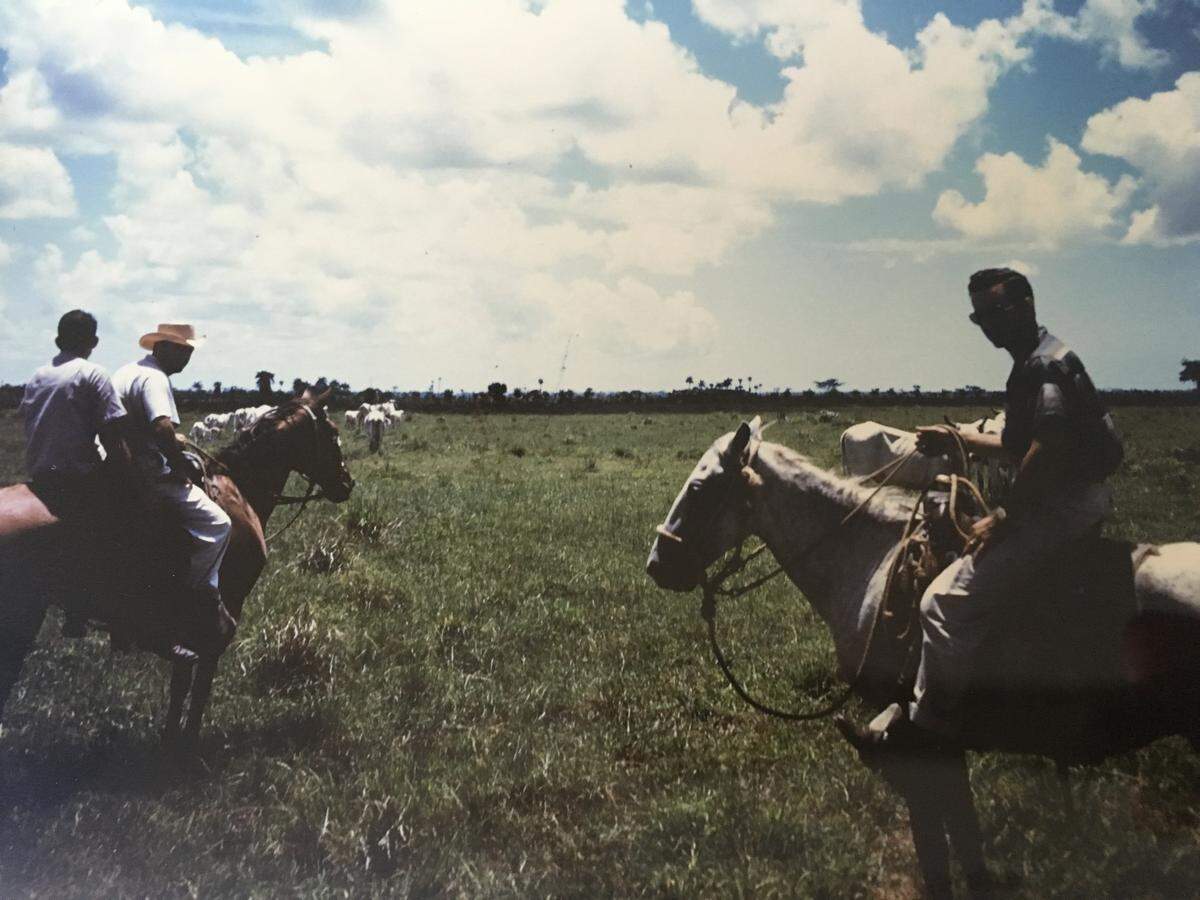 Antonio Monasterio Díaz de Tuesta, padre de Rocío, en el campo del central cubano.