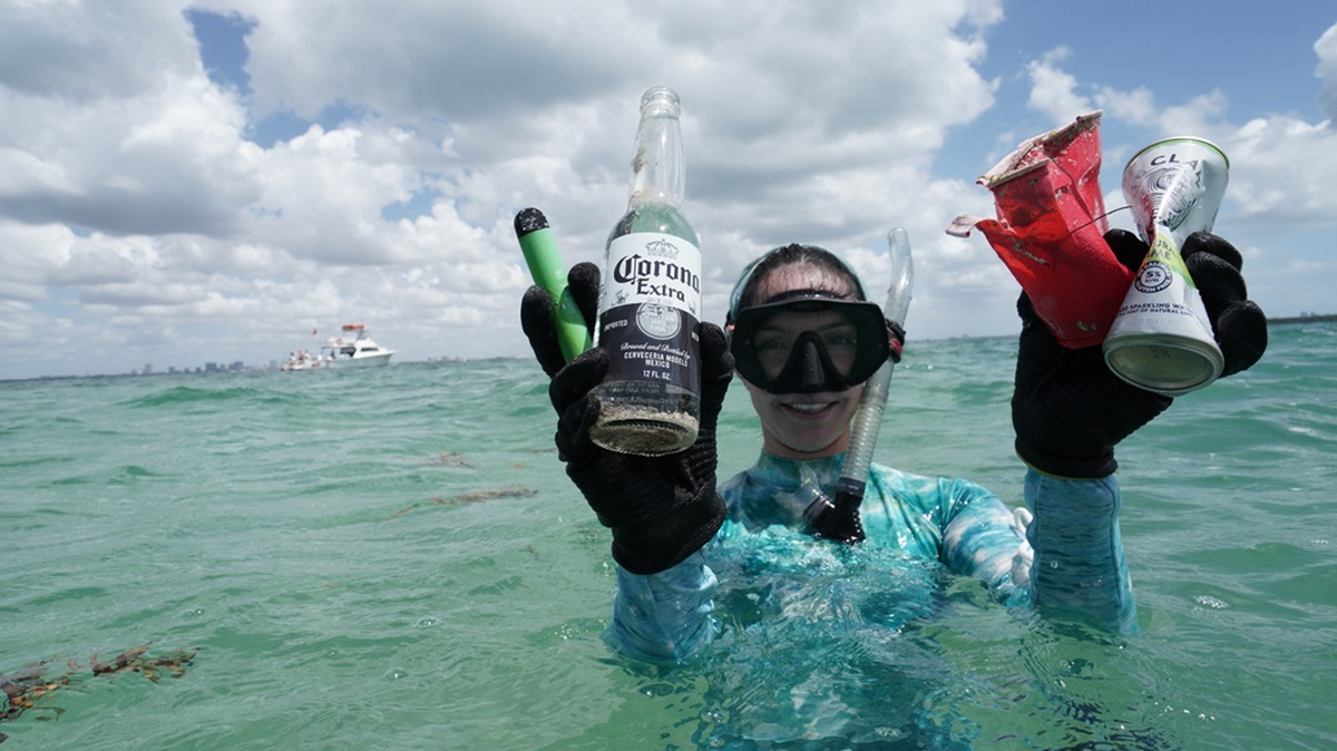 Maddie Kaufman, directora del programa Debris Free Ocean, sostiene la basura que recuperó en el banco de arena de Nixon Beach, frente a Key Biscayne. En colaboración con el Instituto Aspen, la ciudad de Miami Beach y Deco Drivers, Debris Free Ocean retiró 40 kilos de escombros.
