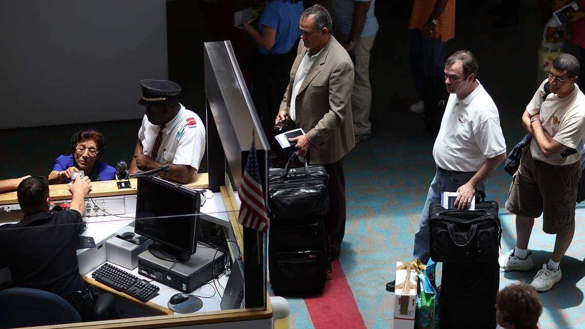 Cuidado si sales de EEUU con ‘advance parole’: podrías quedar fuera del país por años