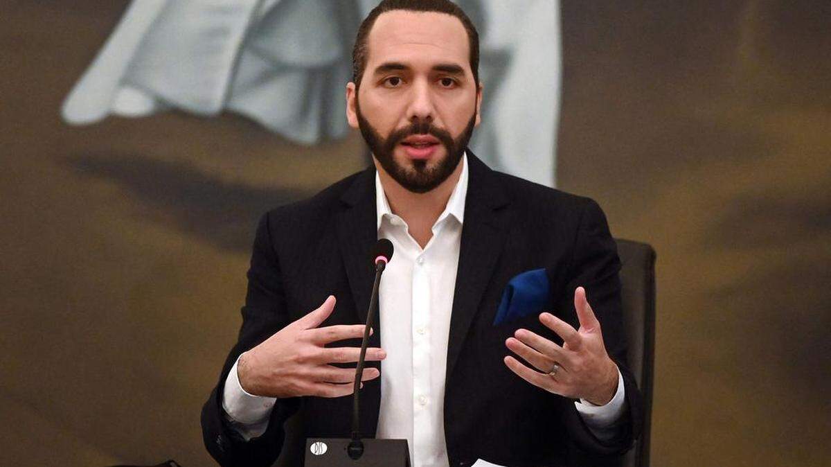 En esta foto de archivo tomada el 22 de febrero de 2021 el presidente salvadoreño Nayib Bukele habla durante el inicio de la entrega de computadoras a estudiantes en centros educativos del sector público, en la casa presidencial en San Salvador. MARVIN RECINOS / AFP/Getty Images