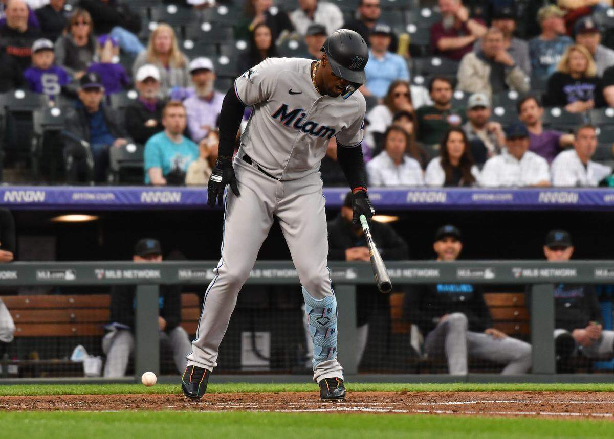 El jardinero derecho Jorge Soler batea en el primer inning del partido ante los Rockies, celebrado el 24 de mayo de 2023 en Colorado.