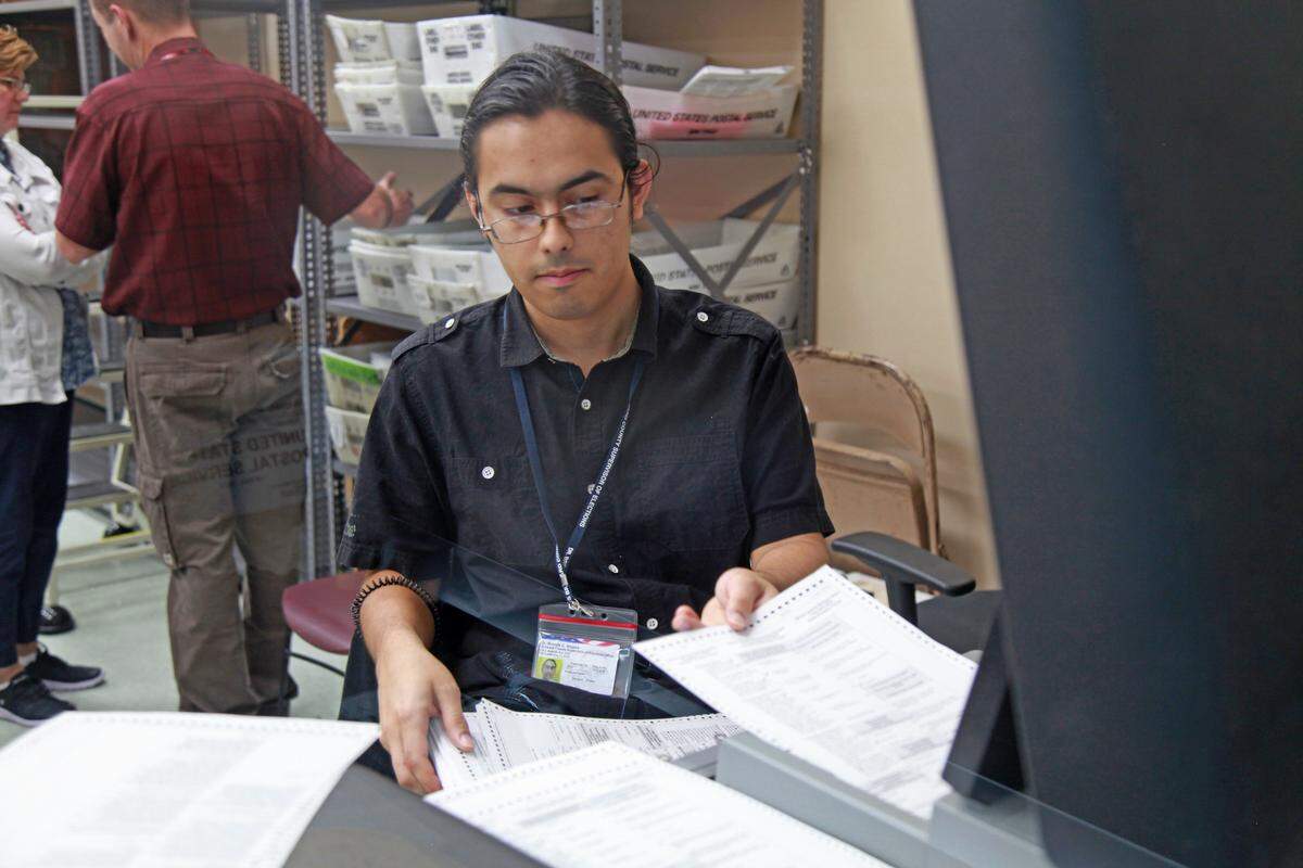 Empleados electorales cuentan votos el martes 13 de noviembre del 2018 en la oficina de la Supervisora de Elecciones de Broward, en Lauderhill, Florida.