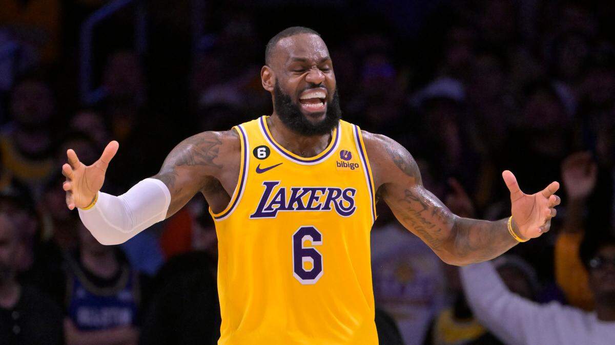 En todos lados se observan las señales de que el tiempo sigue pasando para LeBron James, pero el máximo anotador de todos los tiempos sigue desafiando lo que significa envejecer en un despiadado deporte atlético.
