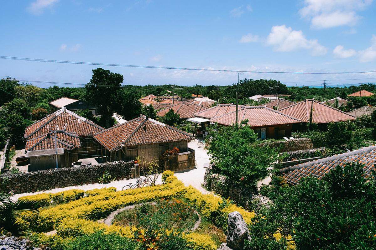 En las islas Yaeyama de Okinawa, la isla de Taketomi constituye un ejemplo de un pueblo entero conservado como arquitectura tradicional, donde los residentes mantienen sus tradiciones culturales y buscan sostener la economía local a través del turismo.