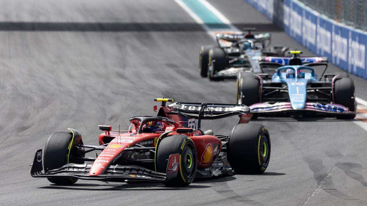 Foto de archivo que muestra al piloto español Carlos Sainz de la Escudería Ferrari participando en el Fórmula Uno Miami Grand Prix, en Miami Gardens, Florida, el 7 de mayo de 2023.
