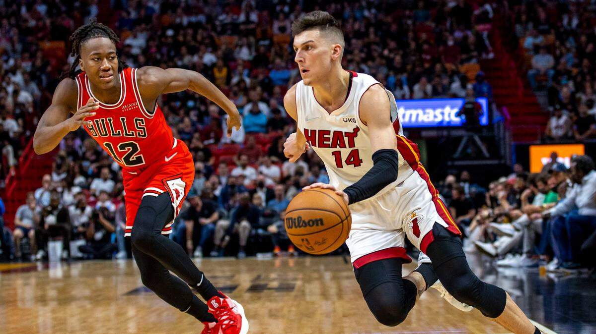 El jugador del Heat Tyler Herro (14) entra al aro ante la marca de Ayo Dosunmu, de los Bulls de Chicago, en el partido celebrado el 28 de febrero de 2022 en Miami.