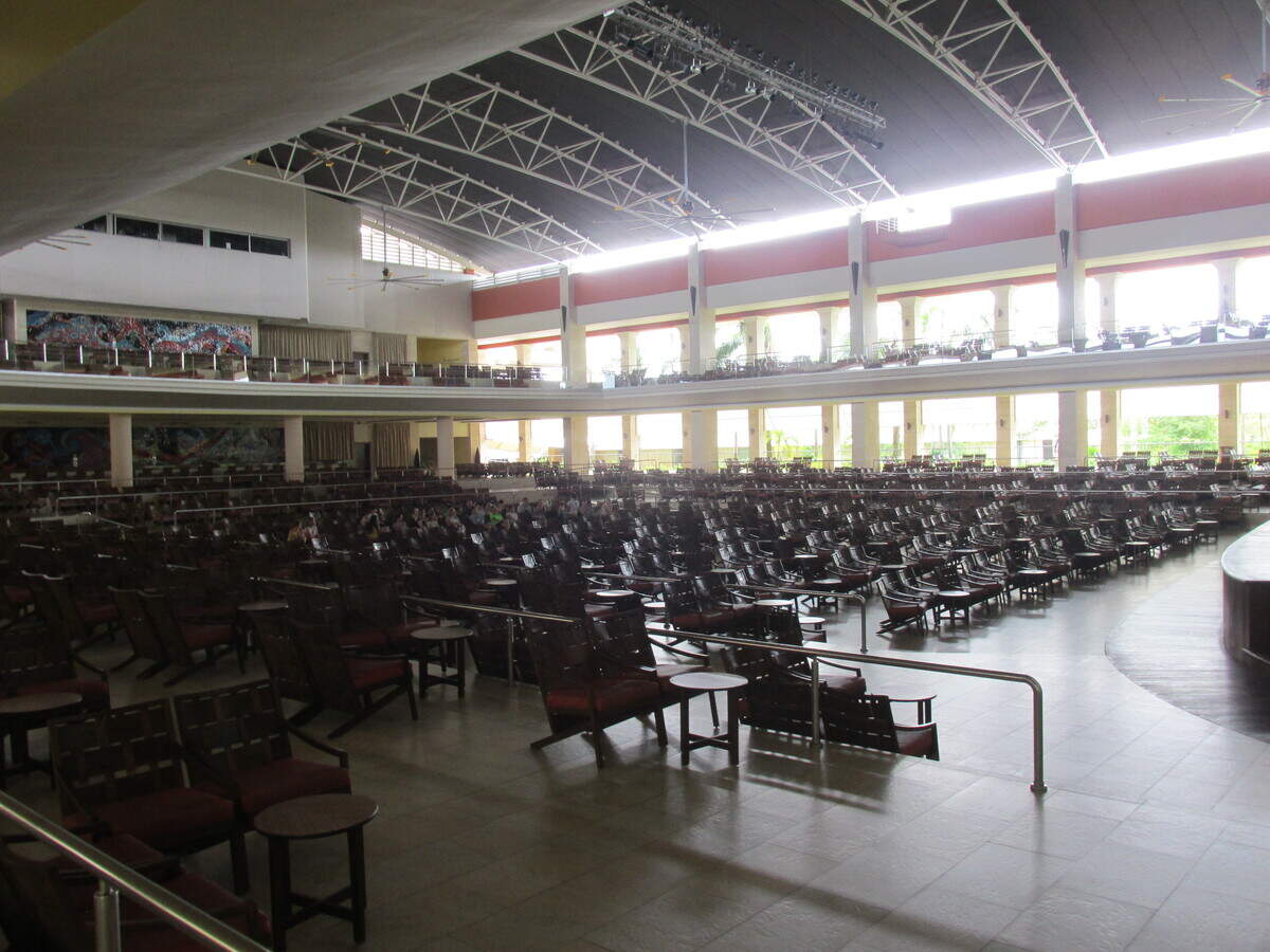 El monumental teatro de Playa Bavaro con 4,000 butacas.