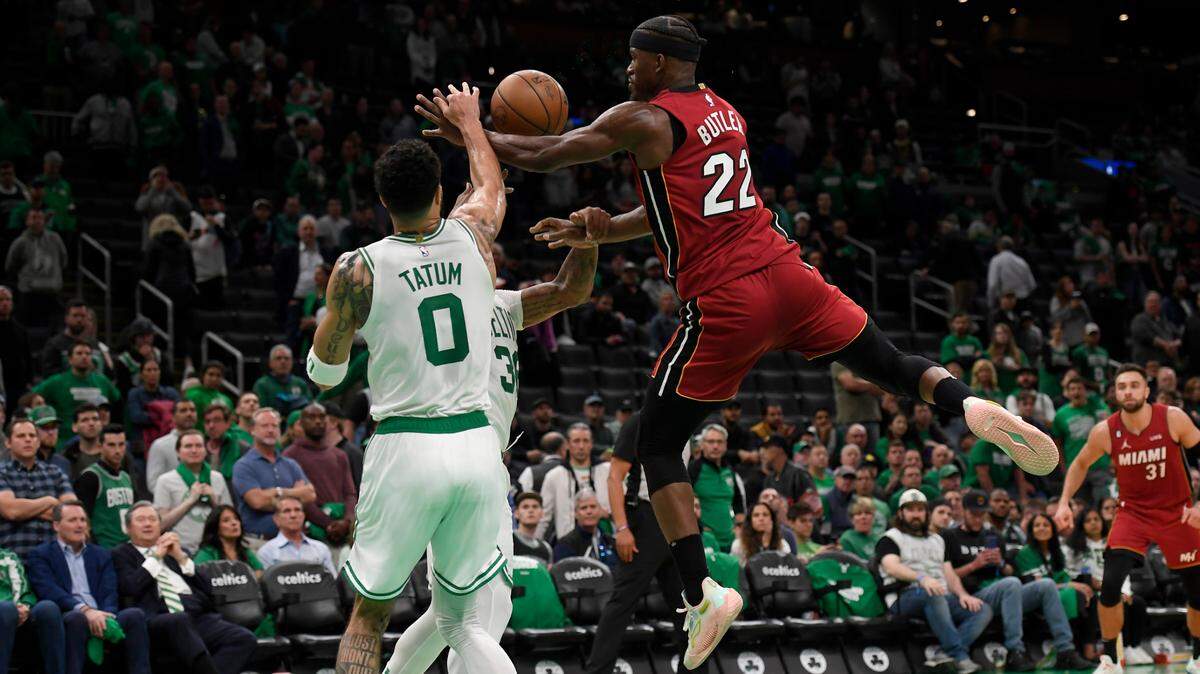 El jugador del Heat Jimmy Butler (der.) y Jayson Tatum, de los Celtics, luchan por una pelota en el primer partido de la Final de la Conferencia Este, celebrado el 17 de mayo de 2023 en Boston.