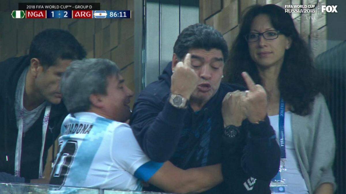 El argentino Diego Armando Maradona fue criticado por su actitud grosera durante el partido de Argentina contra Nigeria en el Mundial de Rusia 2018.