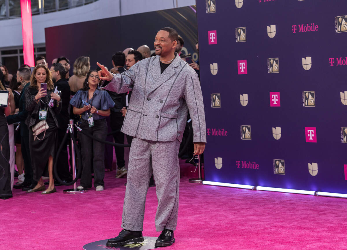 El actor estadounidense Will Smith reacciona al llegar a la alfombra magenta de Premio Lo Nuestro 2025, celebrado en el Kaseya Center, en Miami, el jueves 20 de febrero de 2025.