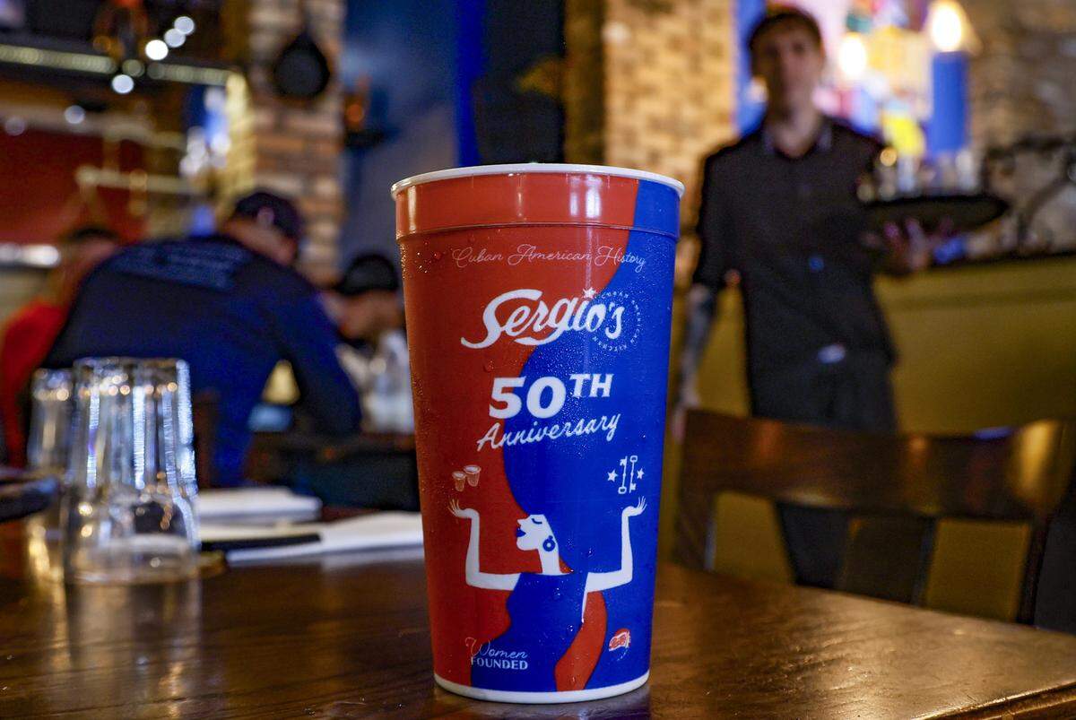 La cadena de restaurantes Sergio’s Family celebra su 50 aniversario en Miami.