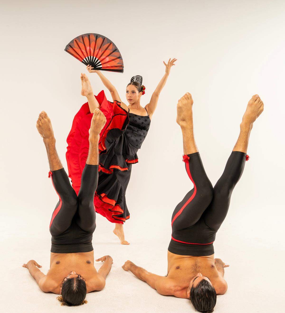 De izquierda a derecha, los bailarines Carlos Realegeno, Yanil Pabón y Camilo Toro interpretan “Carmen”, coreografía de Peter London.