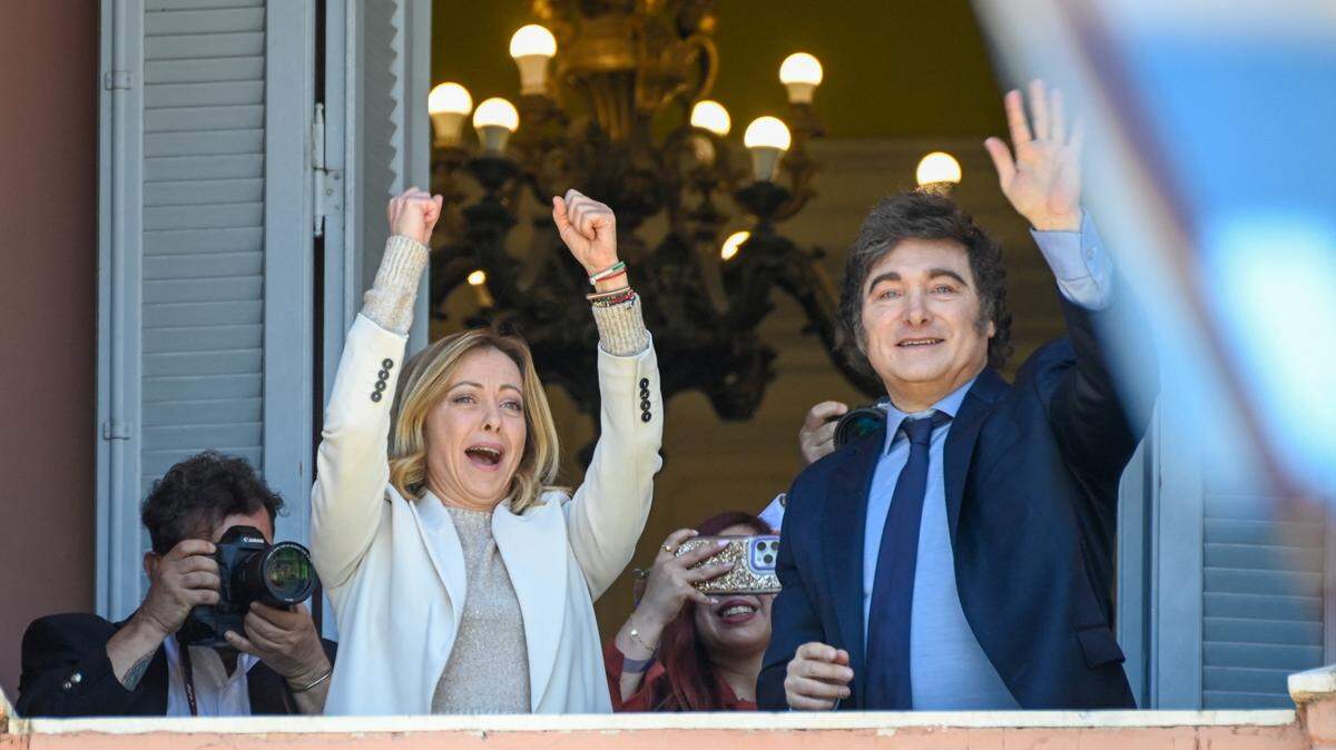 La primera ministra italiana, Giorgia Meloni, y el presidente argentino, Javier Milei, saludan desde el balcón de la Casa de Gobierno en Buenos Aires, Argentina, el 20 de noviembre de 2024. 