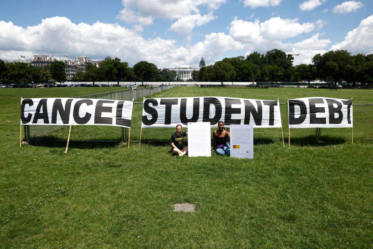 El gobierno federal ha frenado los pagos de la deuda estudiantil durante la pandemia, y la administración Biden ha anunciado que perdonará la deuda estudiantil de decenas de miles de trabajadores del sector público.&nbsp;