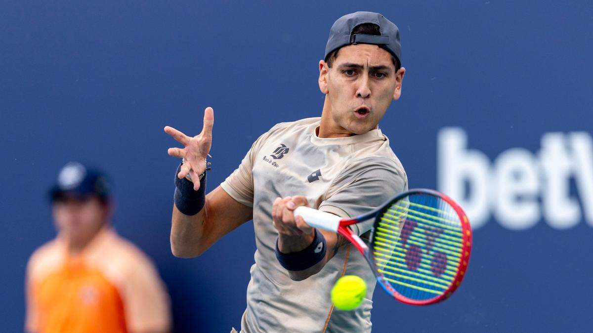 El chileno Alejandro Tabilo devuelve la pelota ante el estadounidense Brandon Nakashima, en el partido del Miami Open celebrado el 21 de marzo de 2024 en el Hard Rock Stadium en Miami Gardens, Florida.