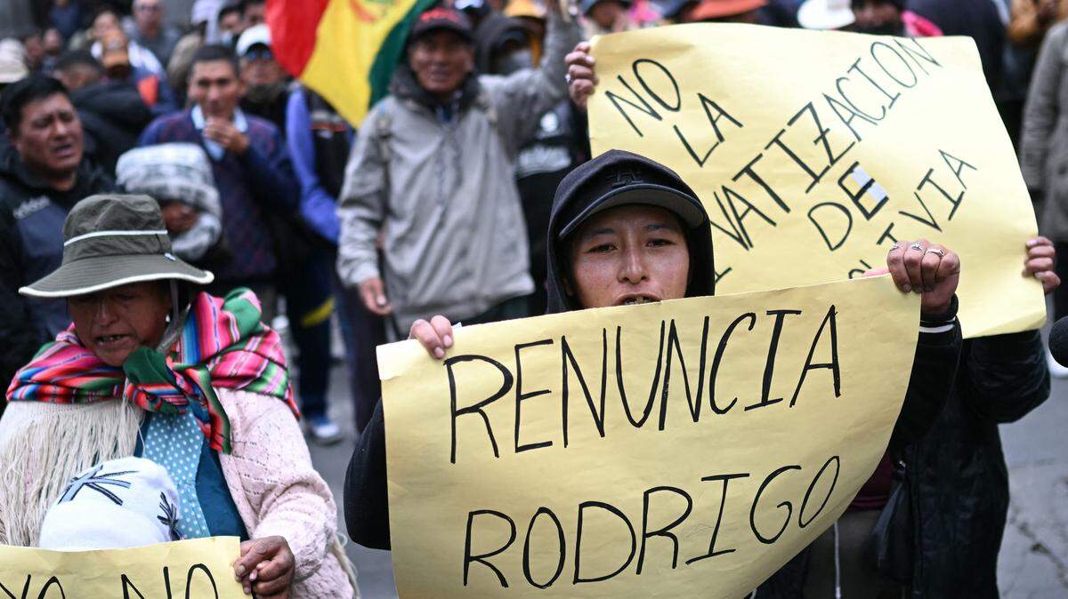 Un manifestante sostiene un cartel que dice “Resign Rodrigo” durante una protesta contra el presidente Rodrigo Paz en La Paz el 25 de mayo de 2026.