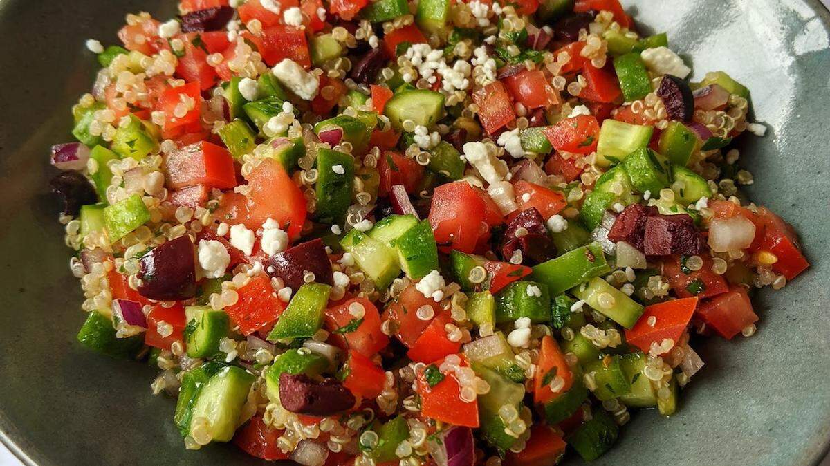 Ensalada de quinoa griega con kalamata.