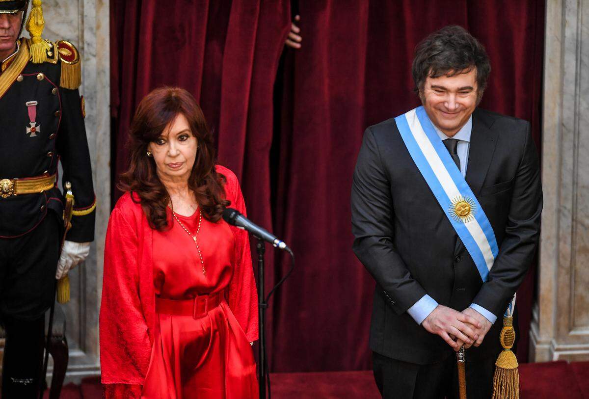 El nuevo presidente de Argentina, Javier Milei, sonríe tras recibir la banda presidencial, junto a la vicepresidenta saliente Cristina Fernández de Kirchner, en Buenos Aires, el domingo 10 de diciembre de 2023.