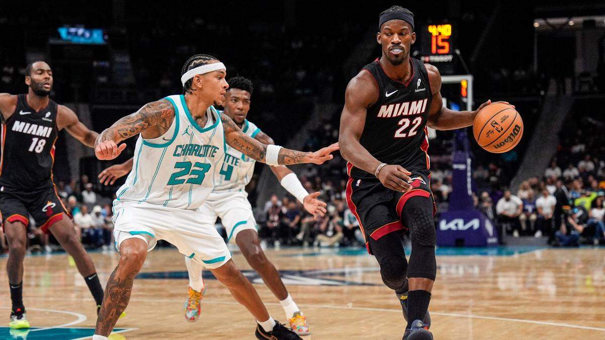El jugador del Heat de Miami Jimmy Butler conduce el balón ante la marca de Tre Mann, de los Hornets, en el partido de pretemporada celebrado el 8 de octubre de 2024 en Charlotte.