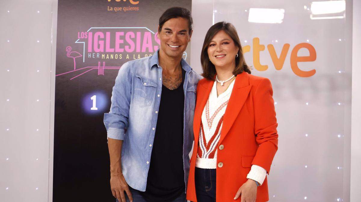 Julio José y Chabeli Iglesias posan durante la presentación de ‘Los Iglesias. Her-Manos a la obra’, a 17 de abril de 2024, en Madrid (España). - EUROPA PRESS REPORTAJES
