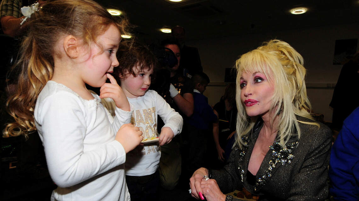 Dolly Parton deja un legado de alfabetización, defensa de causas sociales y donaciones benéficas