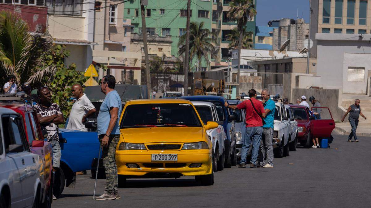 Varias personas esperan para llenar el tanque de gasolina de sus autos en una estación de servicio en La Habana, el 18 de abril de 2023.