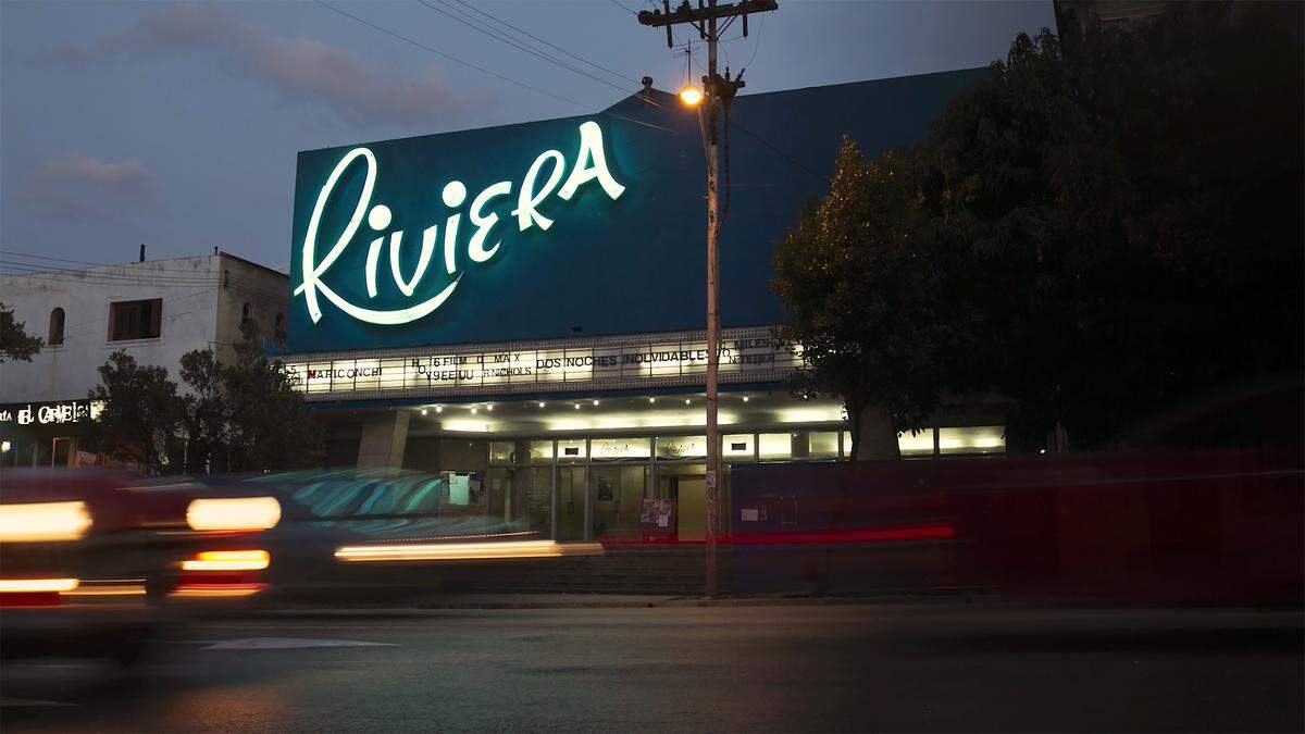 Vista nocturna del cine Riviera, uno de los más populares de La Habana.