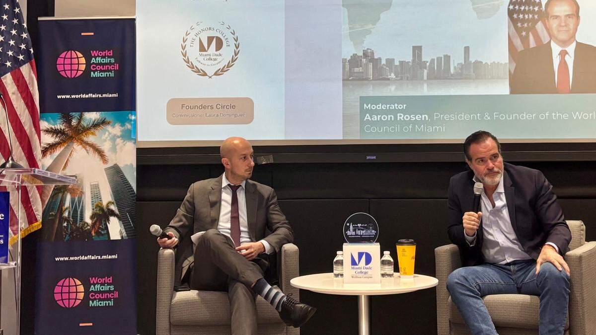 El enviado especial para América Latina, Mauricio Claver-Carone (derecha), analizó las políticas de Estados Unidos hacia la región durante una conversación con el presidente del Consejo de Asuntos Mundiales de Miami, Aaron Rosen.