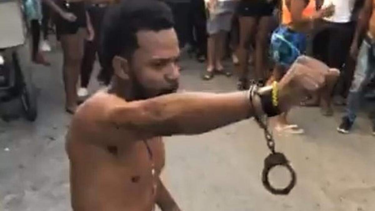 Maykel “Osorbo” Castillo, levanta el brazo con unas esposas tras una fallida detención el domingo 4 de abril. Castillo aseguró que se considera heredero de los esclavos que rompían cadenas para vivir en libertad.