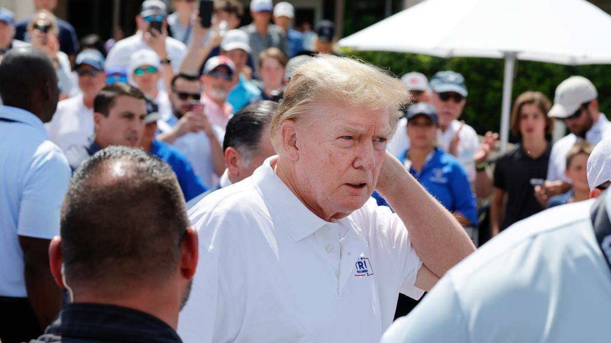 Donald Trump camina hacia el green de práctica antes de la ronda final del torneo de golf LIV Golf Miami en Trump National Doral el 7 de abril de 2024; Miami, Florida, Estados Unidos.