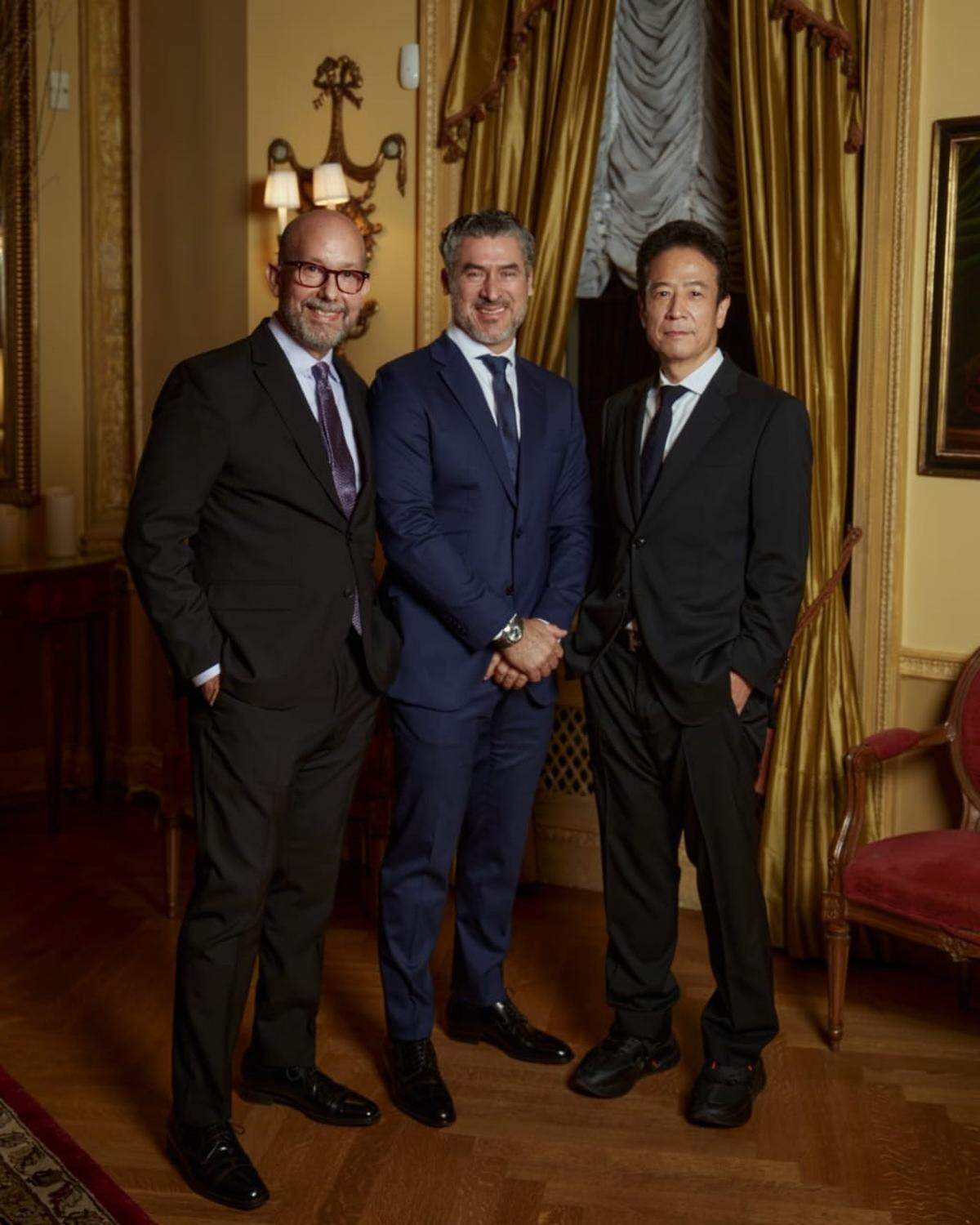Gala benéfica en honor a FundaHígado América, izq Dr. Pedro Rivas, cirujano especialista en trasplante de hígado y presidente de la organización sin fines de lucro, centro Alirio Torrealba, director de MG Developer y der Dr. Tomoaki Kato, pionero en trasplante de hígado pediátrico y adulto, en el Hospital Presbiteriano de Nueva York y el Centro Médico Irving de la Universidad de Columbia y vicepresidente de la fundación