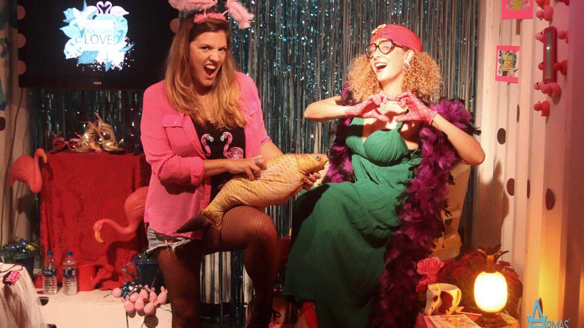 Una escena de 'Consultorio Dra. Love' con Eugenia Sancho (der) y Carolina Cappiello.