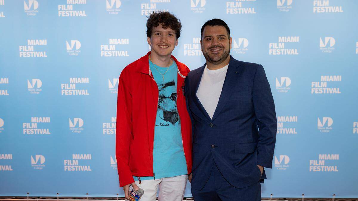 Alec Castillo, director del corto ‘Pollo Punch’, y el comediante Mike Menéndez, que da voz a Yunián, el gallo boxeador protagonista, en la presentación del corto en el Festival de Cine de Miami en marzo del 2025.