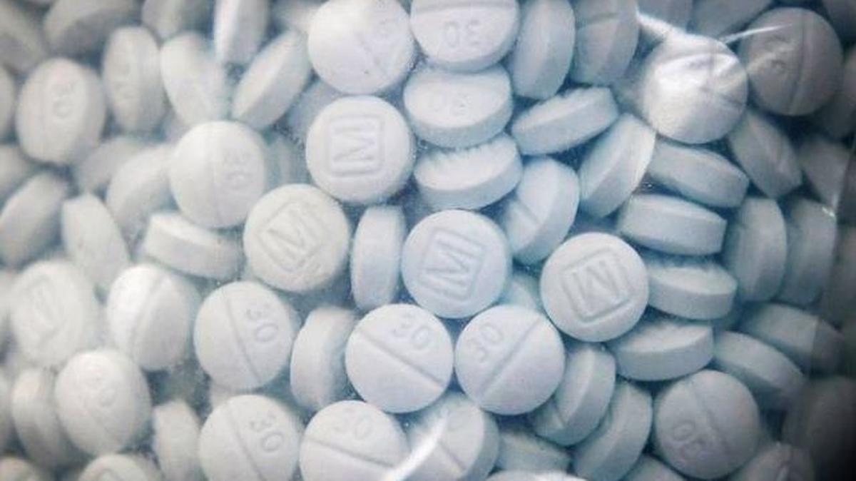 Una bolsa de evidencia que contiene el opioide sintético fentanilo disfrazado de oxicodona. La DEA en Miami advirtió de un “alarmanente aumento” de situaciones de sobredosis de drogas relacionadas con ese opioide.