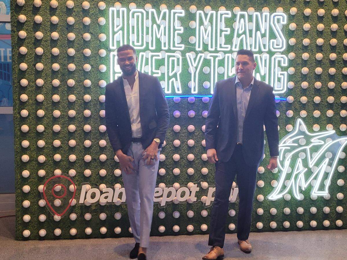 El lanzador dominicano Sandy Alcántara (izq.) y el jardinero venezolano Avisail García posan el 1ro de diciembre en el loanDepot park en Miami.