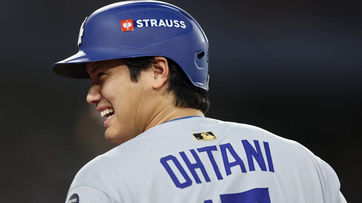 Shohei Ohtani #17 de los Dodgers de Los Ángeles observa antes del primer juego de la Serie Mundial de 2025 contra los Azulejos de Toronto en el Rogers Center el 24 de octubre de 2025 en Toronto, Ontario.