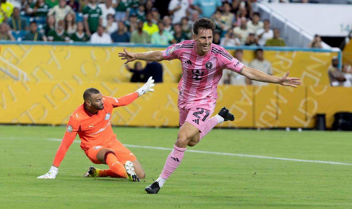 El delantero del Inter Miami Tadeo Allende celebra tras anotar un gol ante Palmeiras en el partido del Grupo A del Mundial de Clubes, celebrado el 23 de junio de 2025 en el Hard Rock Stadium en Miami Gardens, Florida.